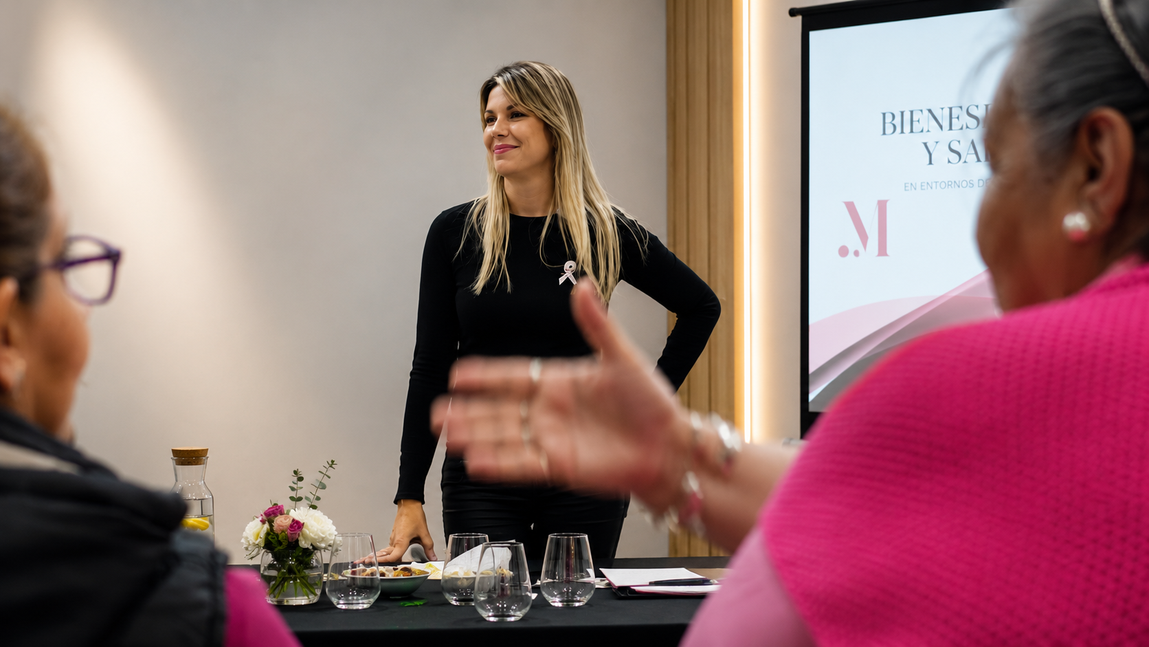 Yessica Müller participando en una reunión institucional con un equipo de trabajo